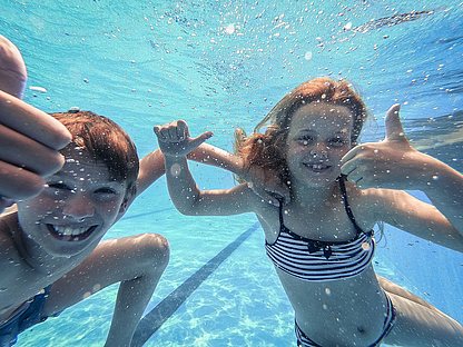 hd-unterwasser-kinder-schwimmen-hall-in-tirol_
