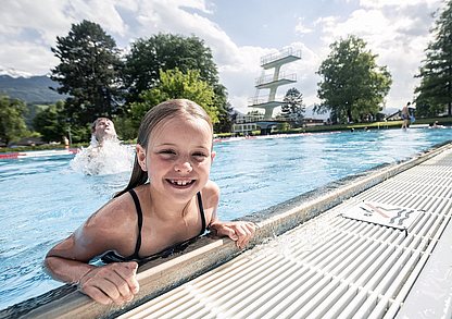 hd-schwimmen-in-tirol-haller-schwimmbad-sommer_