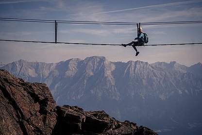 Seilbruecke-vom-Sagen-Klettersteig-am-Glungezer_tourismusverbandhallwattens__1_