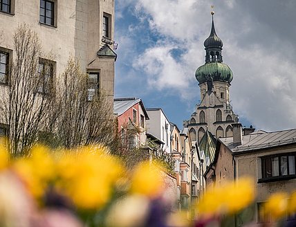 hd-Altstadt-Hall-in-Tirol-im-Fruehling-1___2_