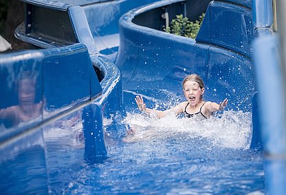 hd-schwimmbad-hall-rutsche-sommer_