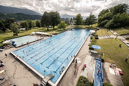 hd-schwimmbad-hall-in-tirol-sommer-tirol_